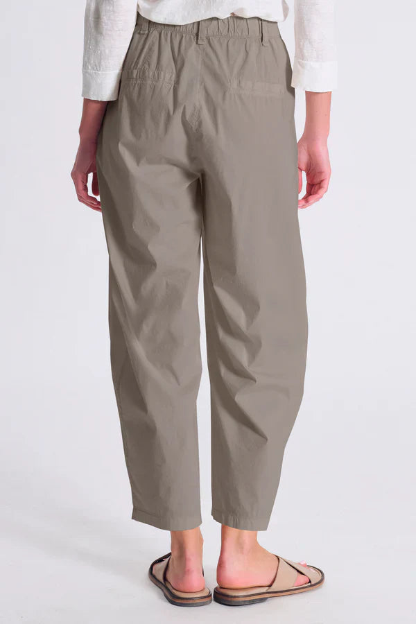 Cfdtrcm227 comfort fit trousers in stretch poplin
