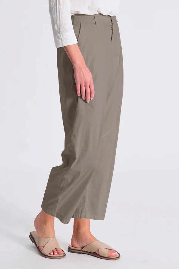 Cfdtrcm227 comfort fit trousers in stretch poplin